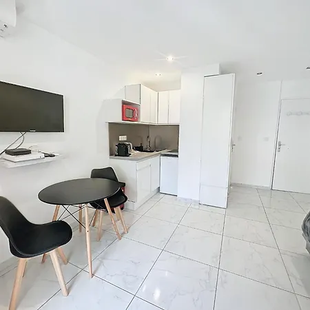 Superbe Studio Terrasse Centre Et Plages A Pieds Apartment *