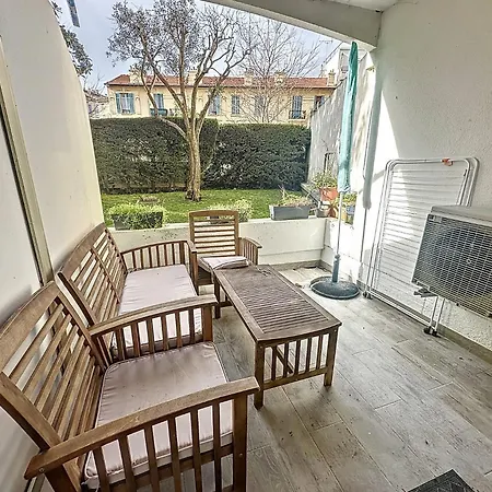 Superbe Studio Terrasse Centre Et Plages A Pieds